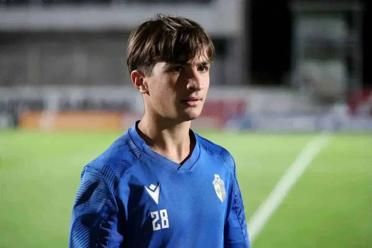 Jugador con camiseta azul en el campo de fútbol Jugador con camiseta azul en el campo de fútbol