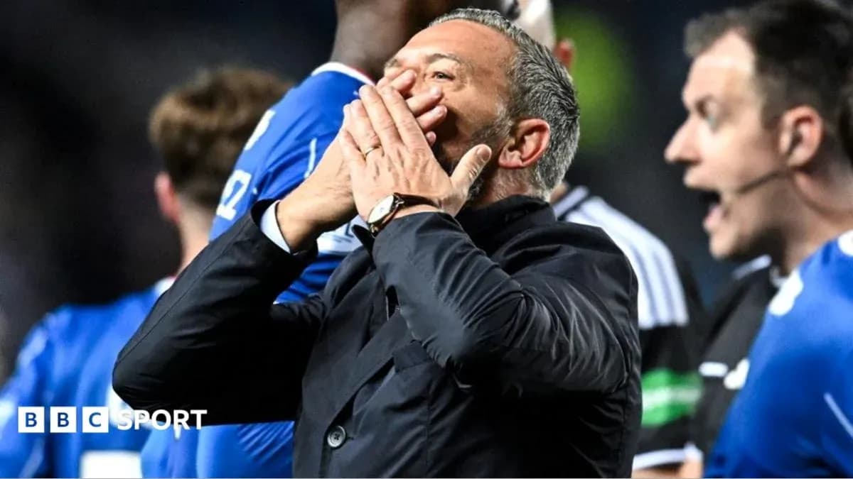 Entrenador gesticulando durante un partido de fútbol Entrenador gesticulando durante un partido de fútbol