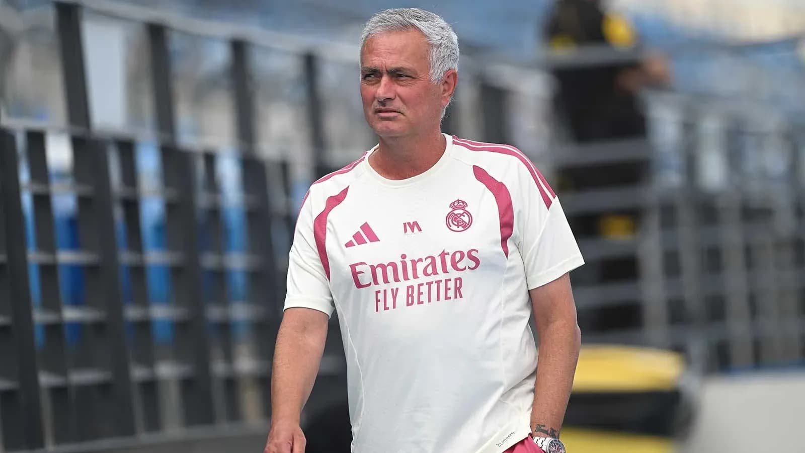 Entrenador de fútbol en camiseta de entrenamiento del Real Madrid Entrenador de fútbol en camiseta de entrenamiento del Real Madrid