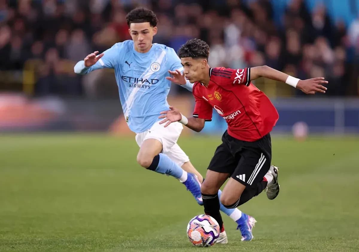 Jugador de Manchester United driblando a jugador de Manchester City Jugador de Manchester United driblando a jugador de Manchester City
