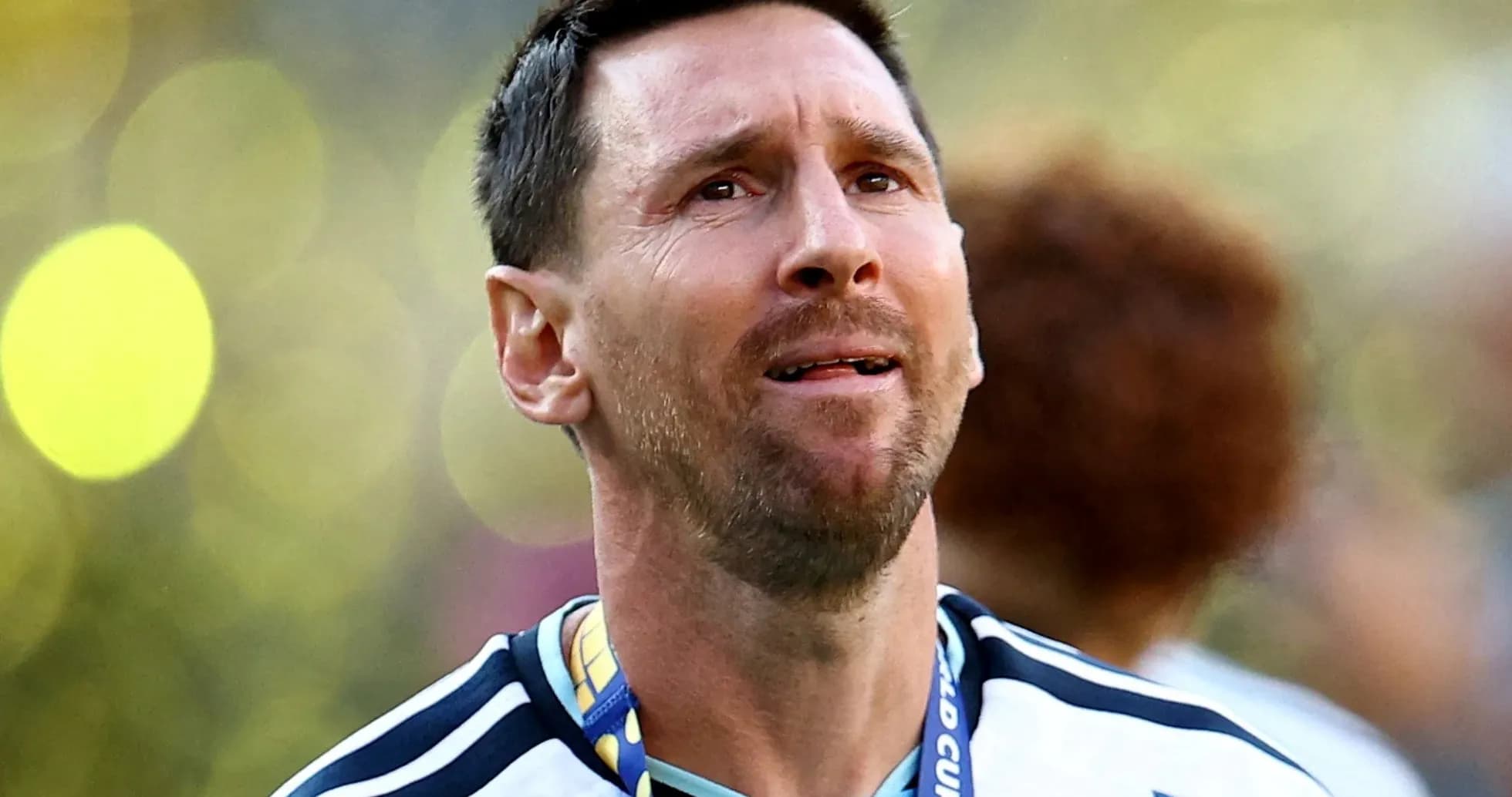 Jugador argentino con medalla durante celebración Jugador argentino con medalla durante celebración