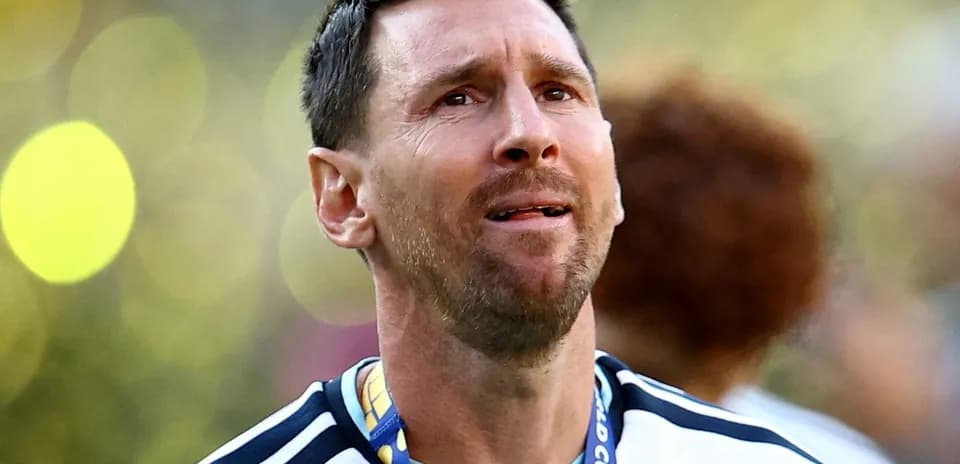 Jugador argentino con medalla durante celebración Jugador argentino con medalla durante celebración