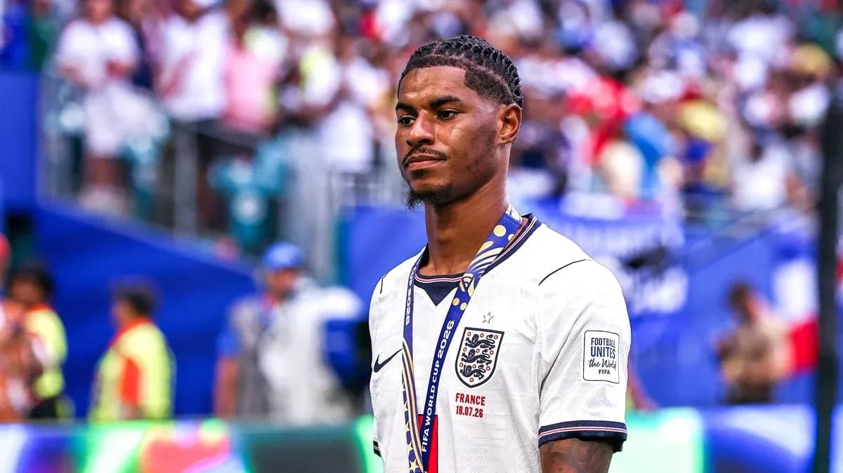 Jugador de Inglaterra con medalla después del partido Jugador de Inglaterra con medalla después del partido