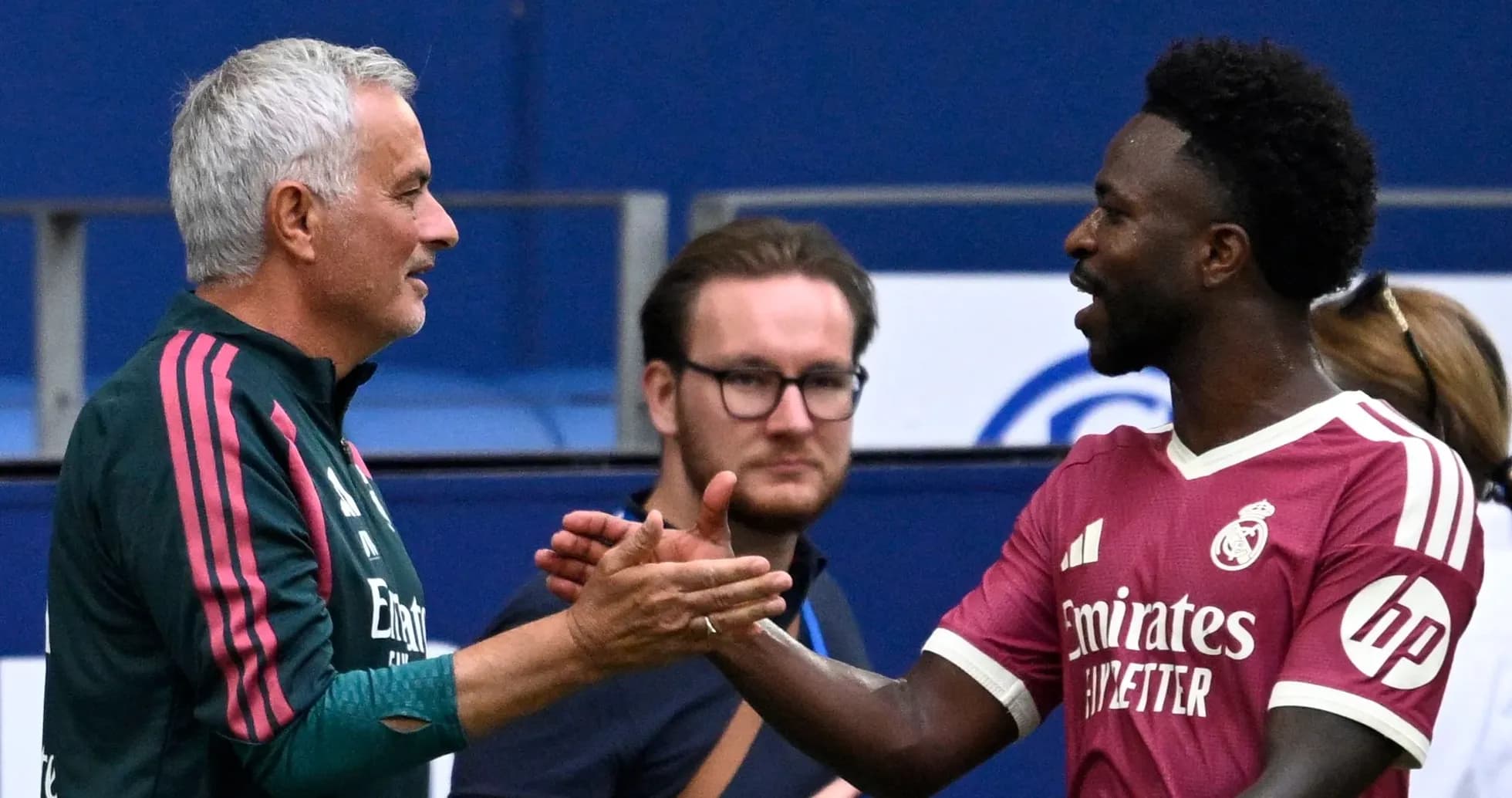 Entrenador y jugador saludándose en el campo Entrenador y jugador saludándose en el campo