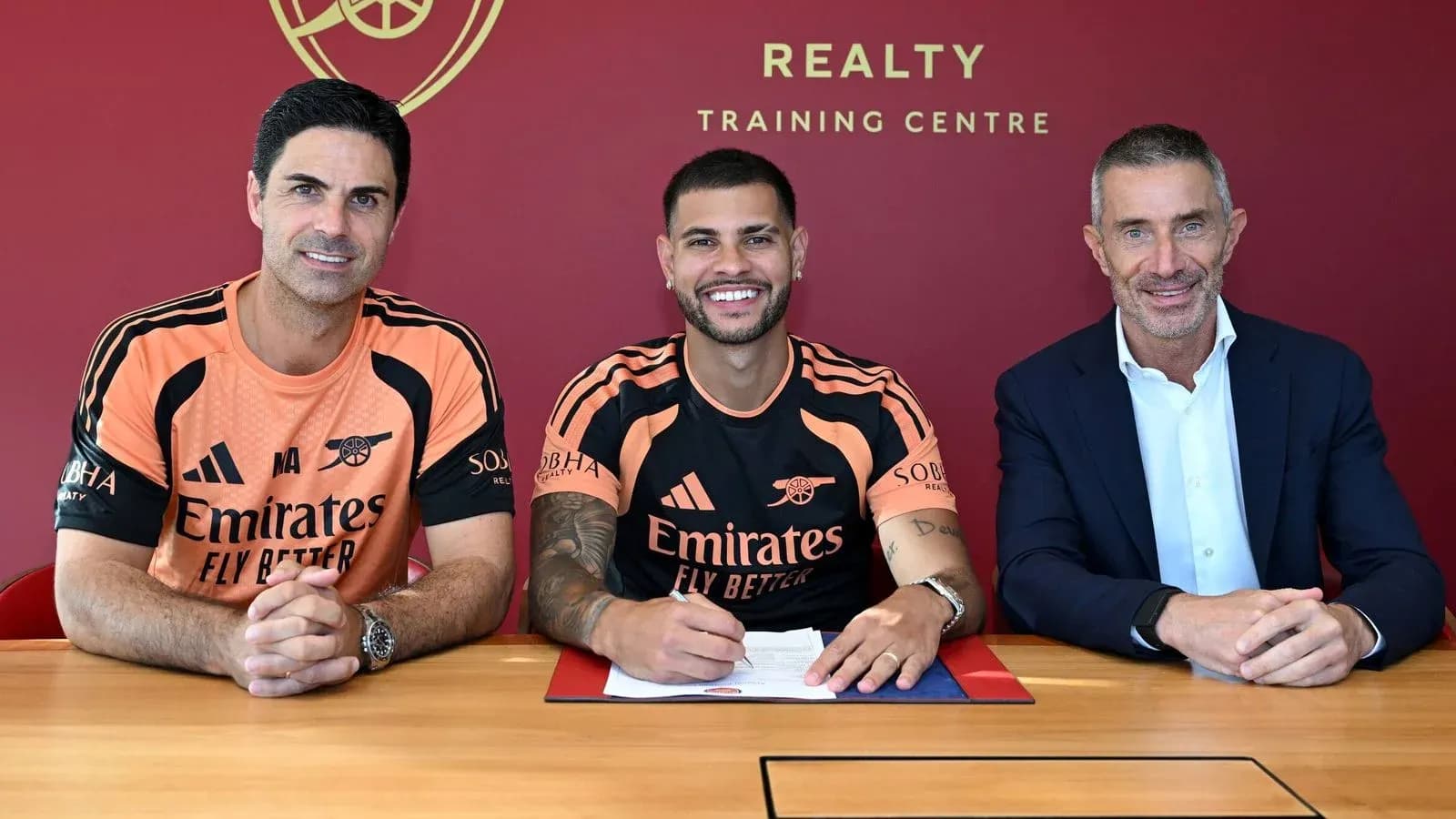 Jugadores y directivos firmando contrato en el club Jugadores y directivos firmando contrato en el club