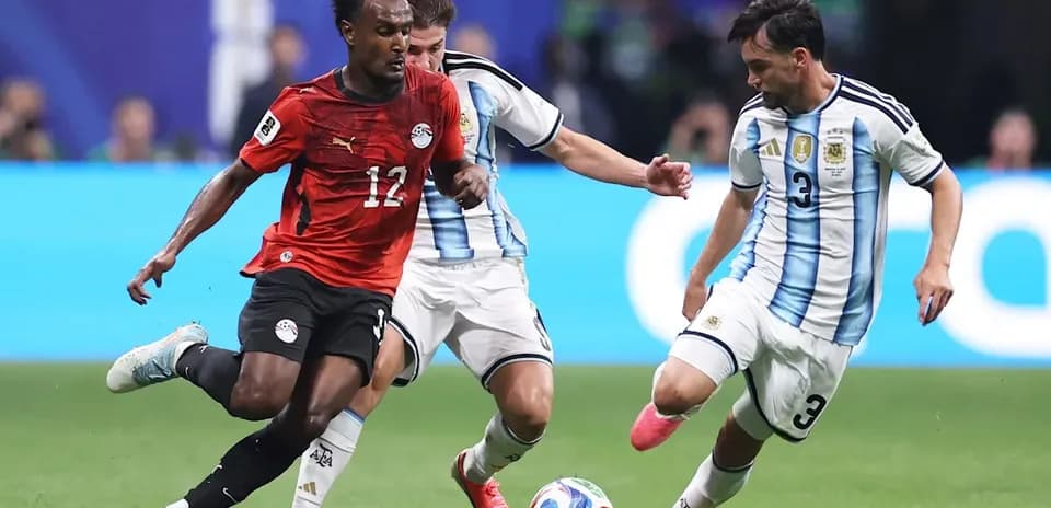 Jugador de Egipto driblando entre dos defensores argentinos Jugador de Egipto driblando entre dos defensores argentinos