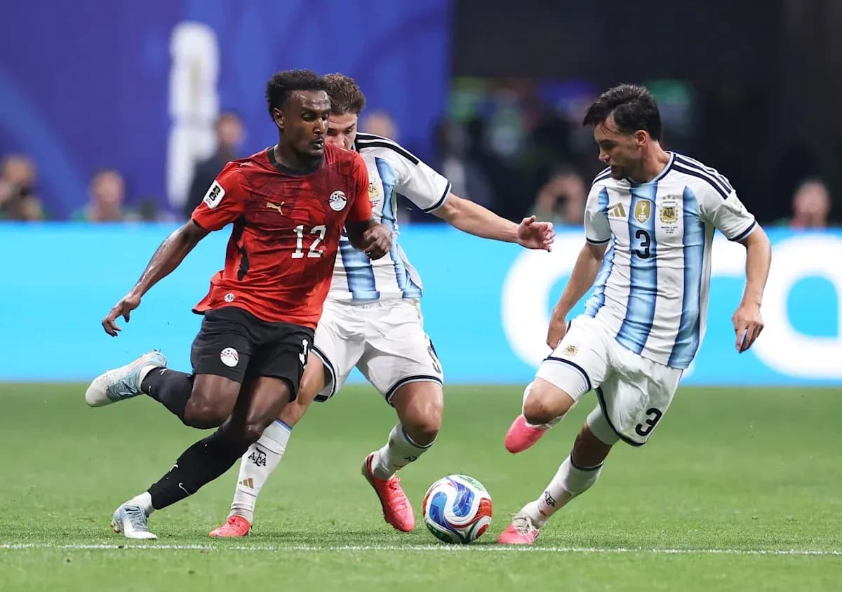 Jugador de Egipto driblando entre dos defensores argentinos Jugador de Egipto driblando entre dos defensores argentinos