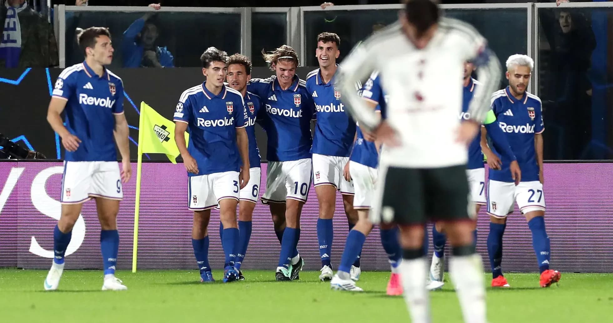 Jugadores de Como celebrando un gol en el partido Jugadores de Como celebrando un gol en el partido