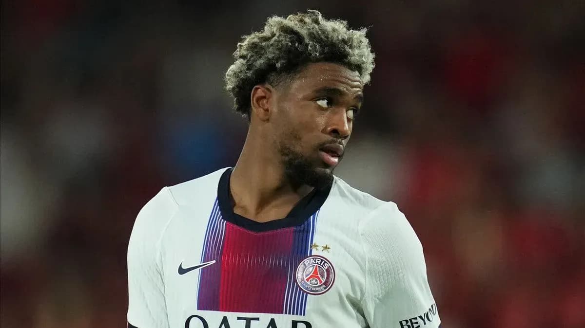 Jugador de PSG en el campo durante un partido Jugador de PSG en el campo durante un partido