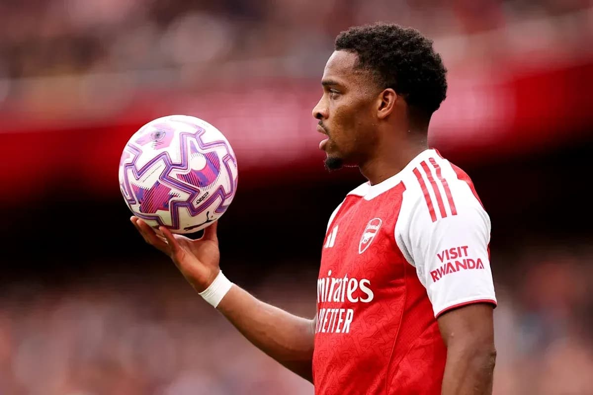Jugador de Arsenal sosteniendo un balón de fútbol Jugador de Arsenal sosteniendo un balón de fútbol