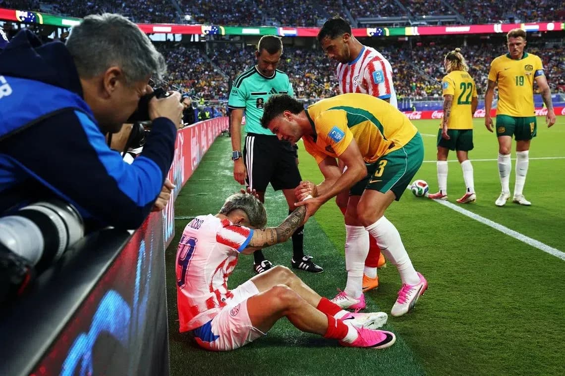 Jugador caído siendo asistido por rival y árbitro Jugador caído siendo asistido por rival y árbitro