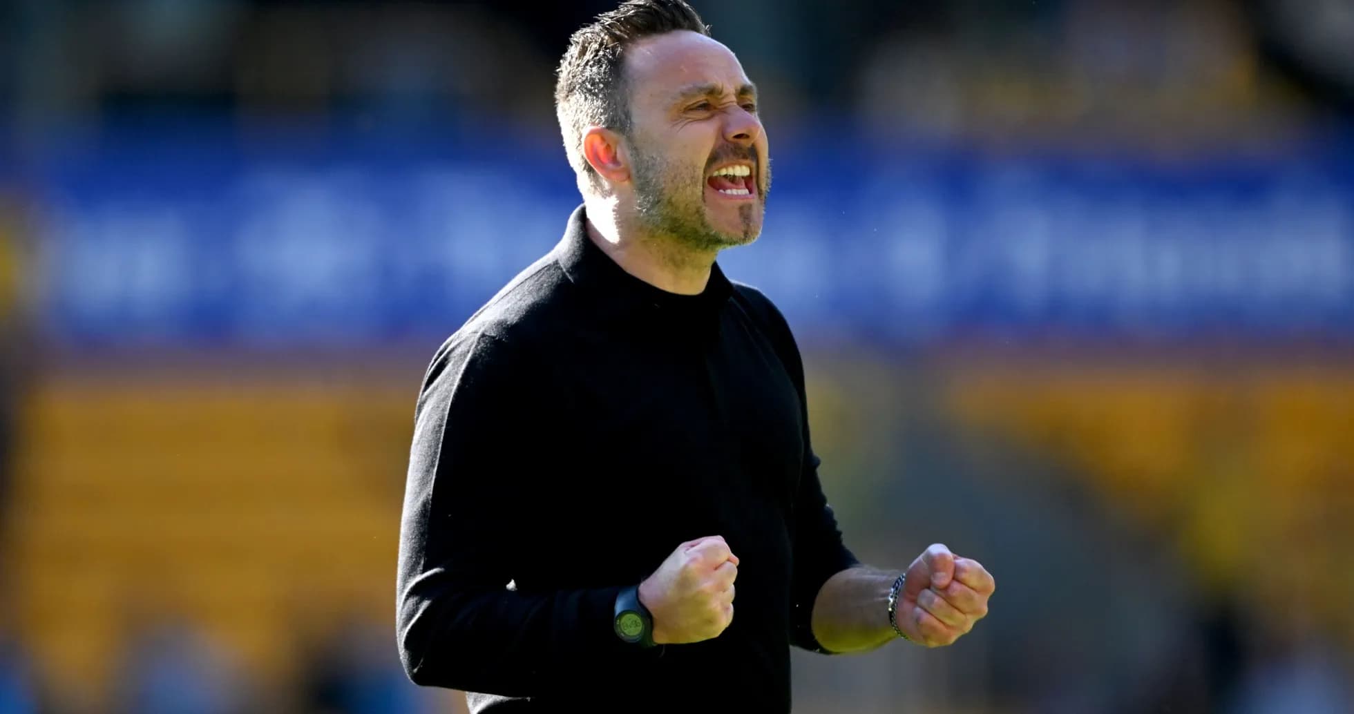 Entrenador celebrando en el campo de fútbol Entrenador celebrando en el campo de fútbol