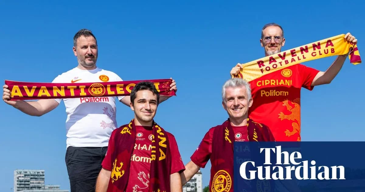 Cuatro aficionados de fútbol sosteniendo bufandas de Ravenna Cuatro aficionados de fútbol sosteniendo bufandas de Ravenna
