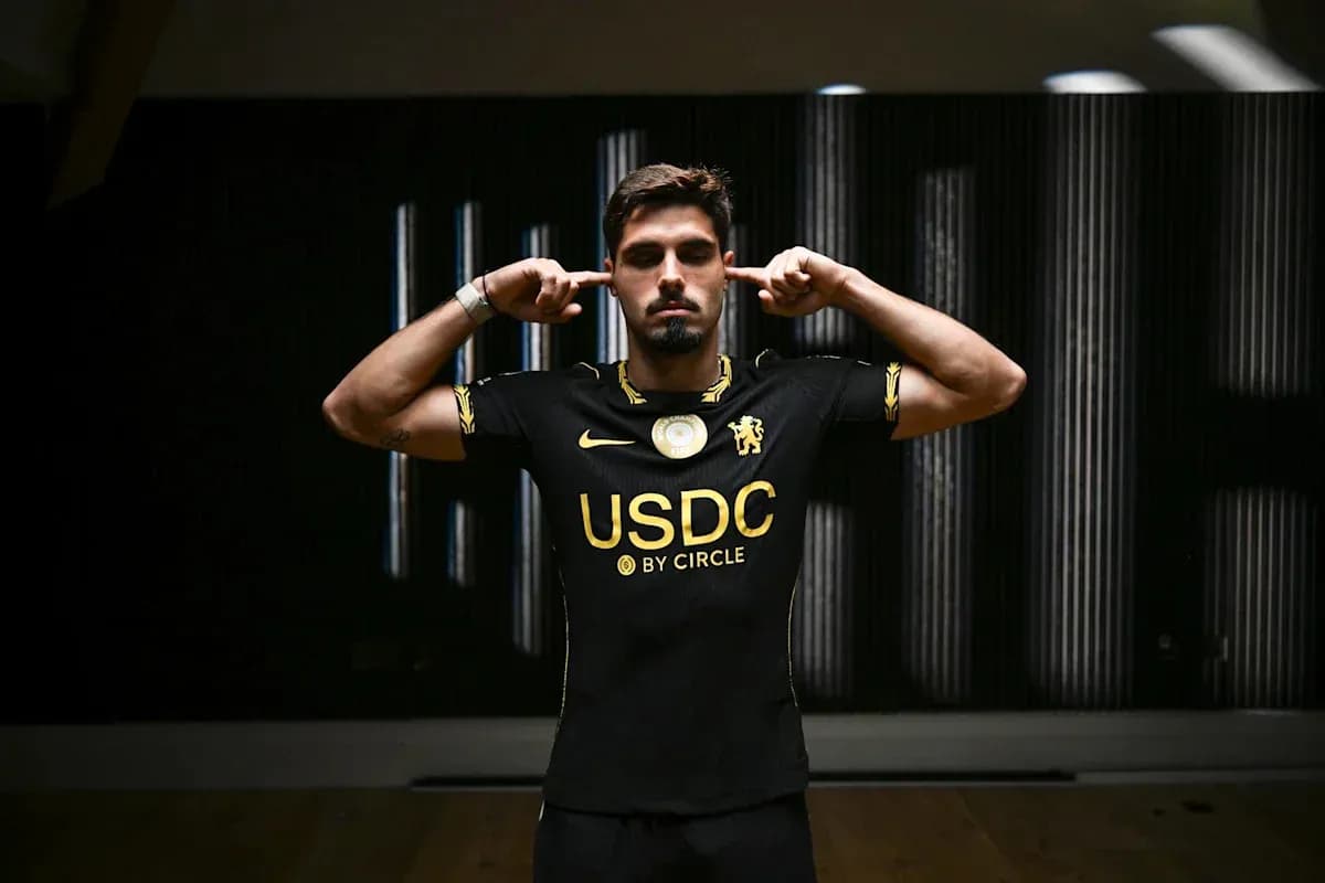 Jugador en camiseta negra haciendo gesto de silencio Jugador en camiseta negra haciendo gesto de silencio