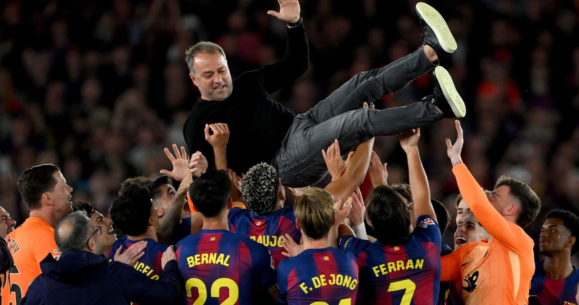 Entrenador levantado por jugadores del FC Barcelona Entrenador levantado por jugadores del FC Barcelona