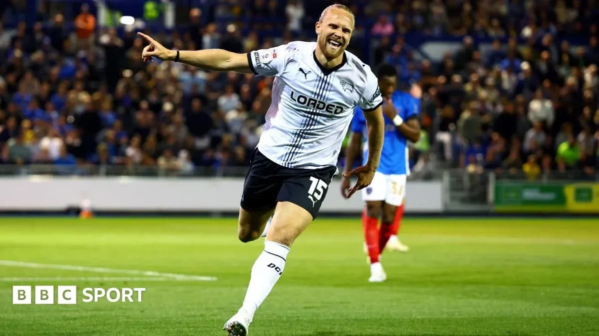 Jugador de Derby County celebra un gol en el partido Jugador de Derby County celebra un gol en el partido