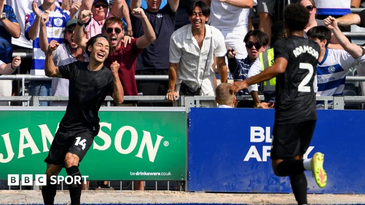 Jugador celebrando un gol con aficionados animando Jugador celebrando un gol con aficionados animando