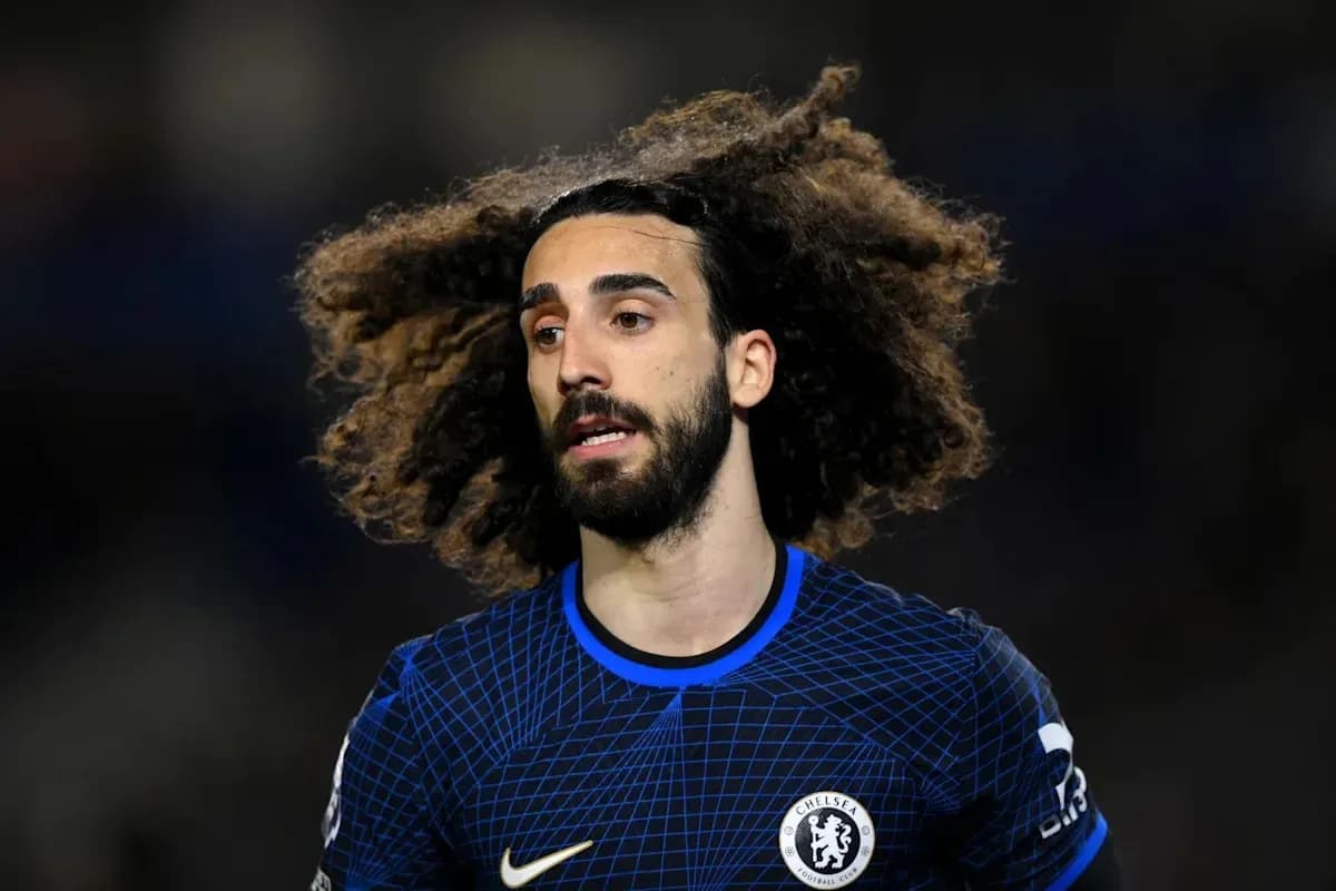 Jugador de Chelsea con cabello rizado en el campo Jugador de Chelsea con cabello rizado en el campo