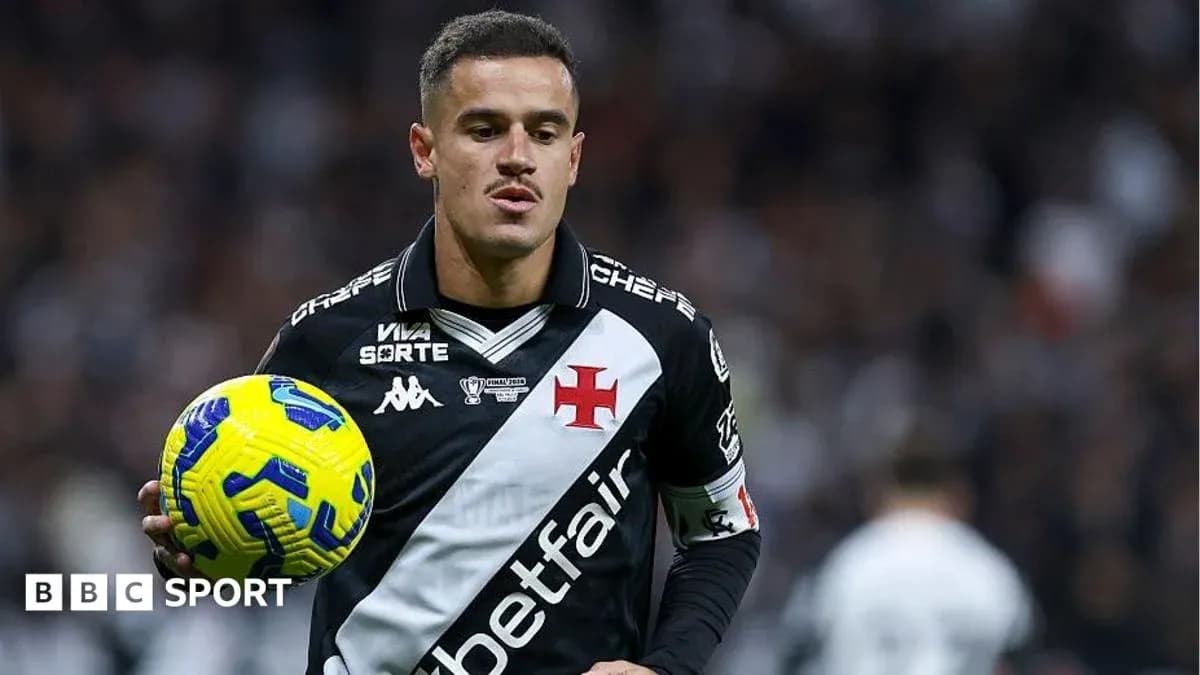 Jugador de Vasco da Gama sosteniendo balón durante partido Jugador de Vasco da Gama sosteniendo balón durante partido
