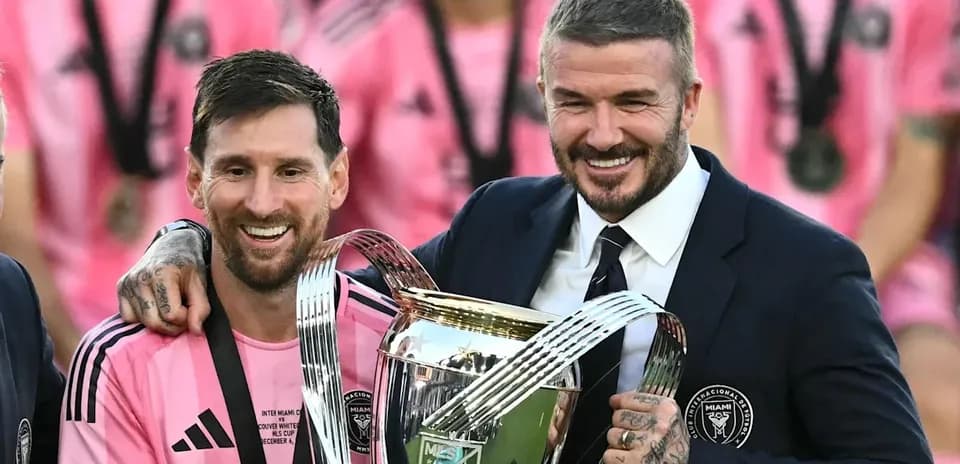 Lionel Messi y David Beckham sosteniendo un trofeo Lionel Messi y David Beckham sosteniendo un trofeo