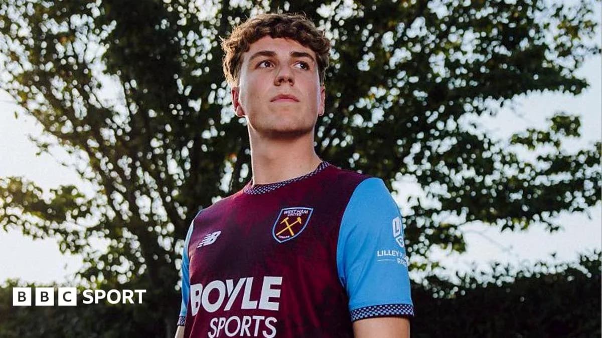 Jugador de West Ham posando en uniforme deportivo Jugador de West Ham posando en uniforme deportivo