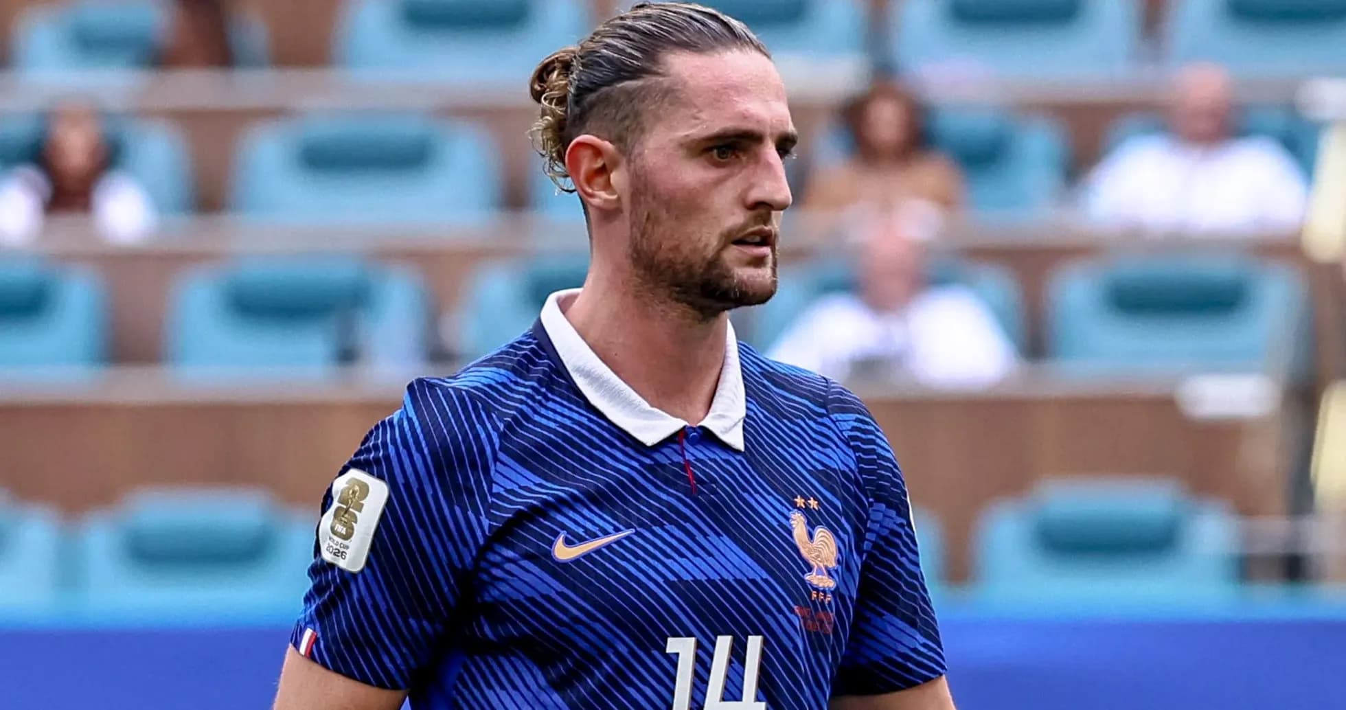 Jugador de Francia con camiseta azul durante partido Jugador de Francia con camiseta azul durante partido