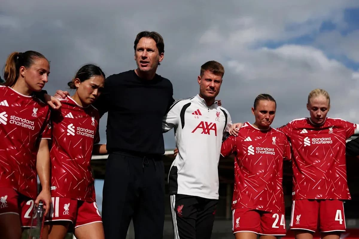 Jugadoras de Liverpool con el entrenador en reunión Jugadoras de Liverpool con el entrenador en reunión