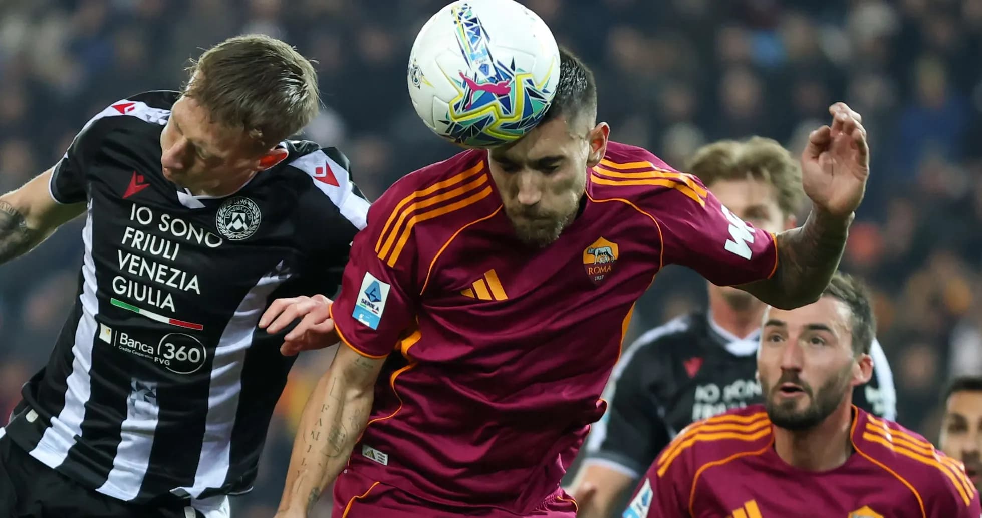 Jugadores de Udinese y AS Roma en acción Jugadores de Udinese y AS Roma en acción