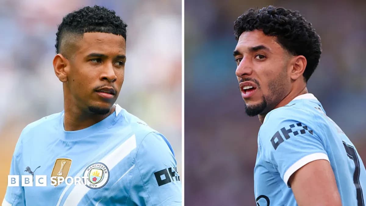 Jugadores de Manchester City en uniforme durante el partido Jugadores de Manchester City en uniforme durante el partido
