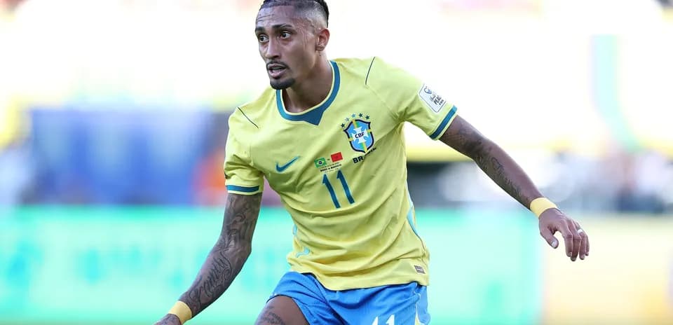 Jugador de Brasil corriendo en partido de fútbol Jugador de Brasil corriendo en partido de fútbol