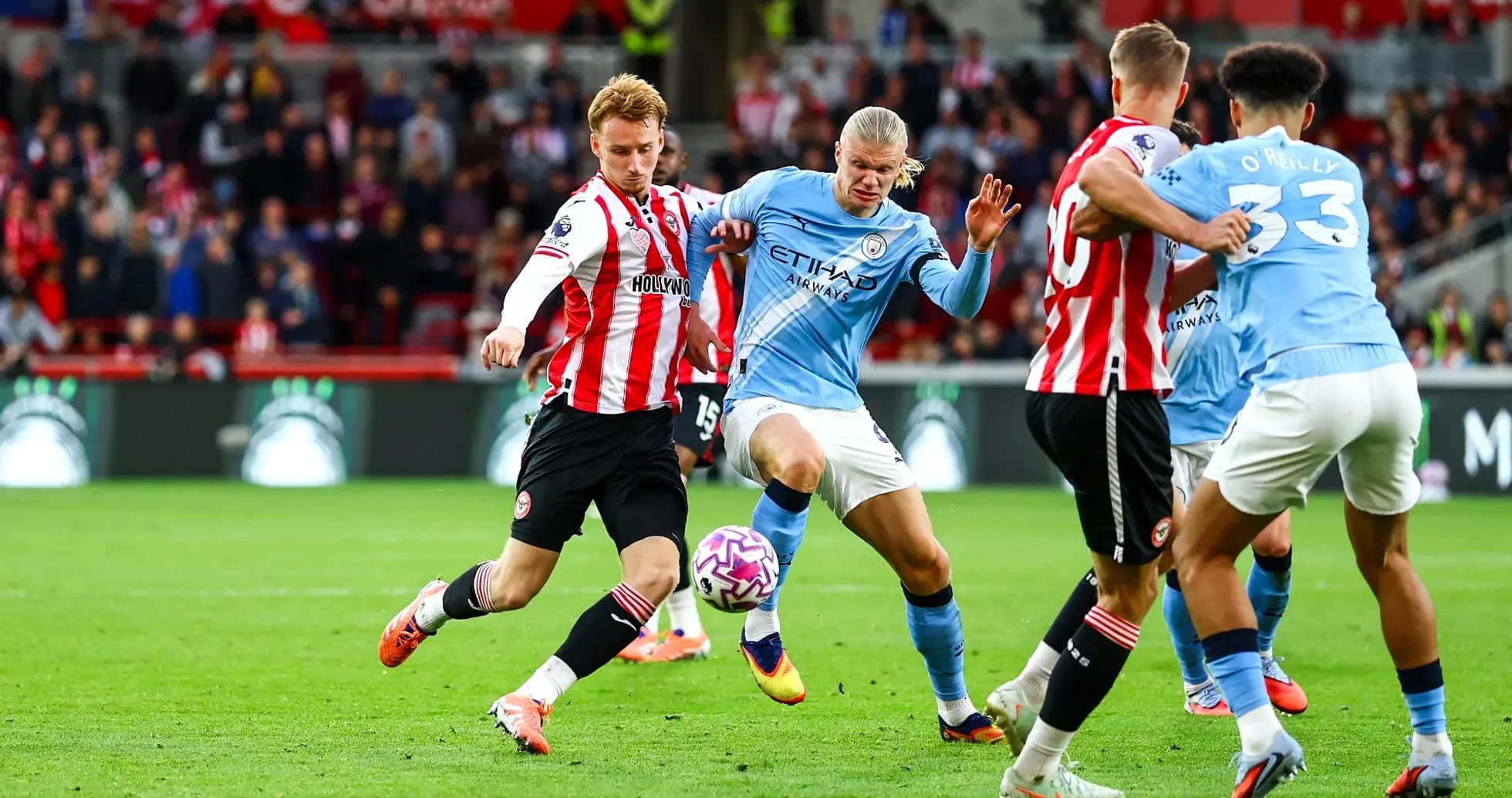 Jugadores de Manchester City y Brentford en acción Jugadores de Manchester City y Brentford en acción