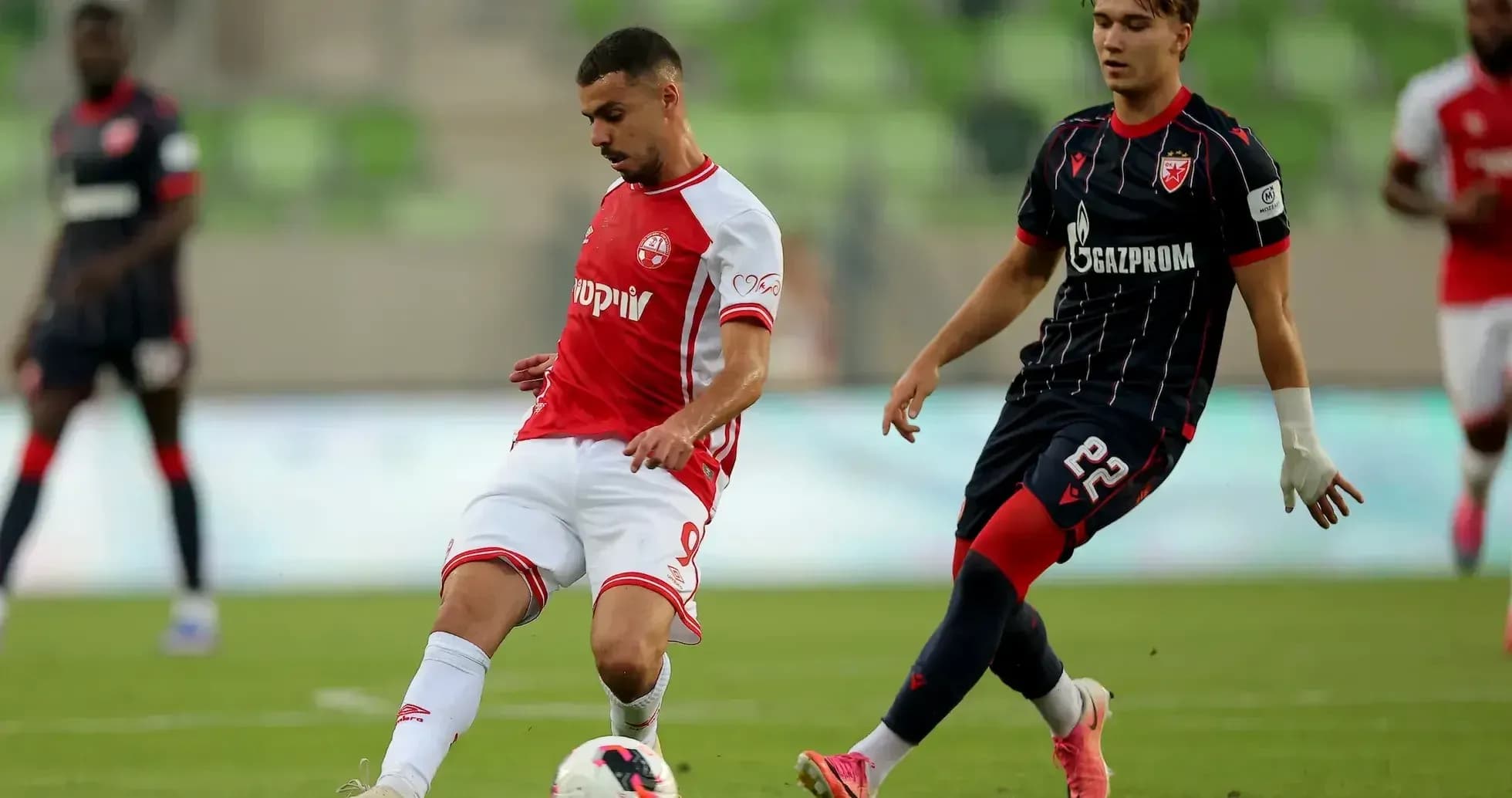 Jugador de FK Crvena Zvezda en acción Jugador de FK Crvena Zvezda en acción