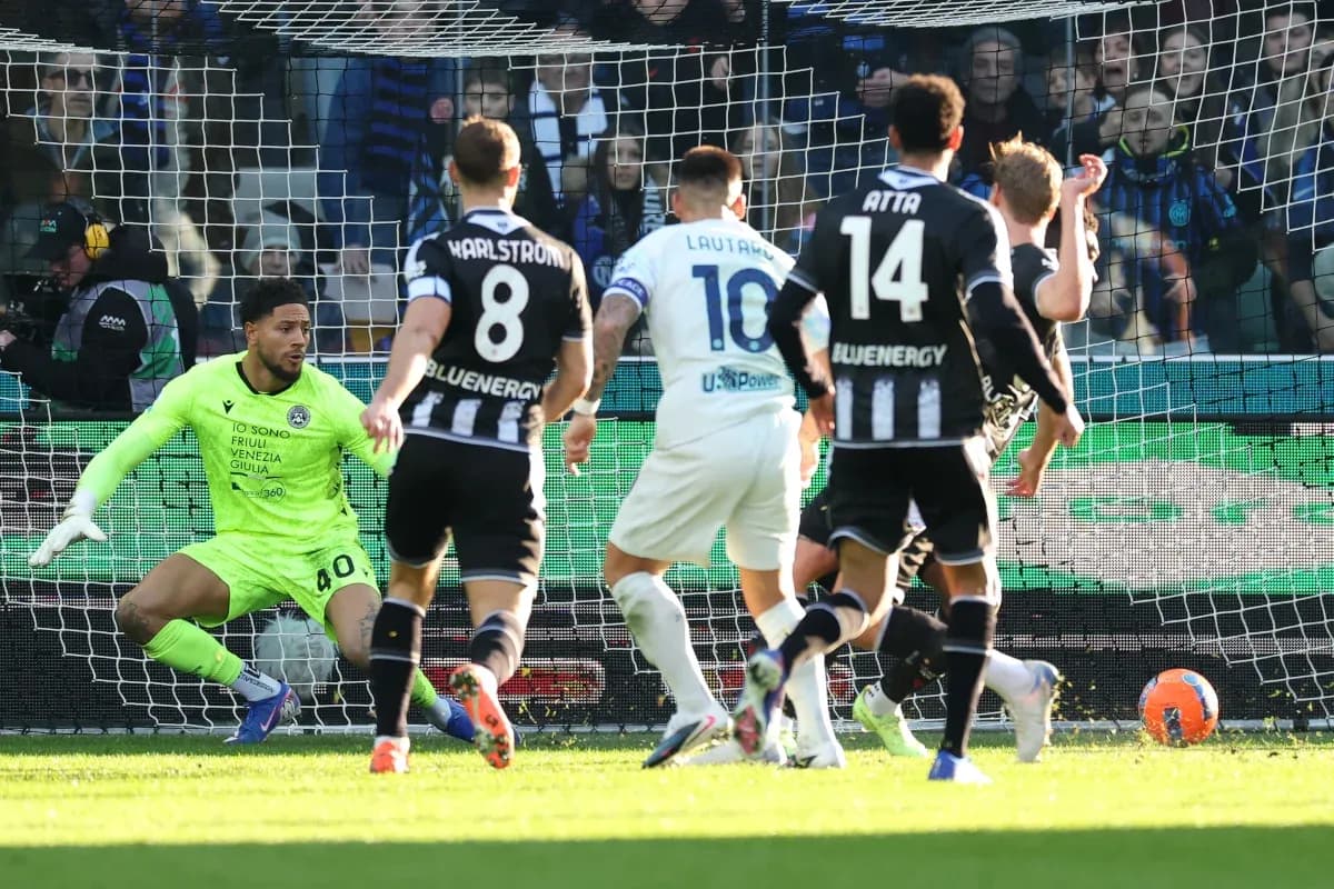 Lautaro Martínez intentando anotar contra Udinese Lautaro Martínez intentando anotar contra Udinese