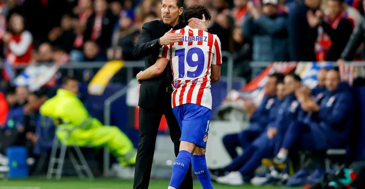 Entrenador abrazando a jugador de Atlético de Madrid Entrenador abrazando a jugador de Atlético de Madrid