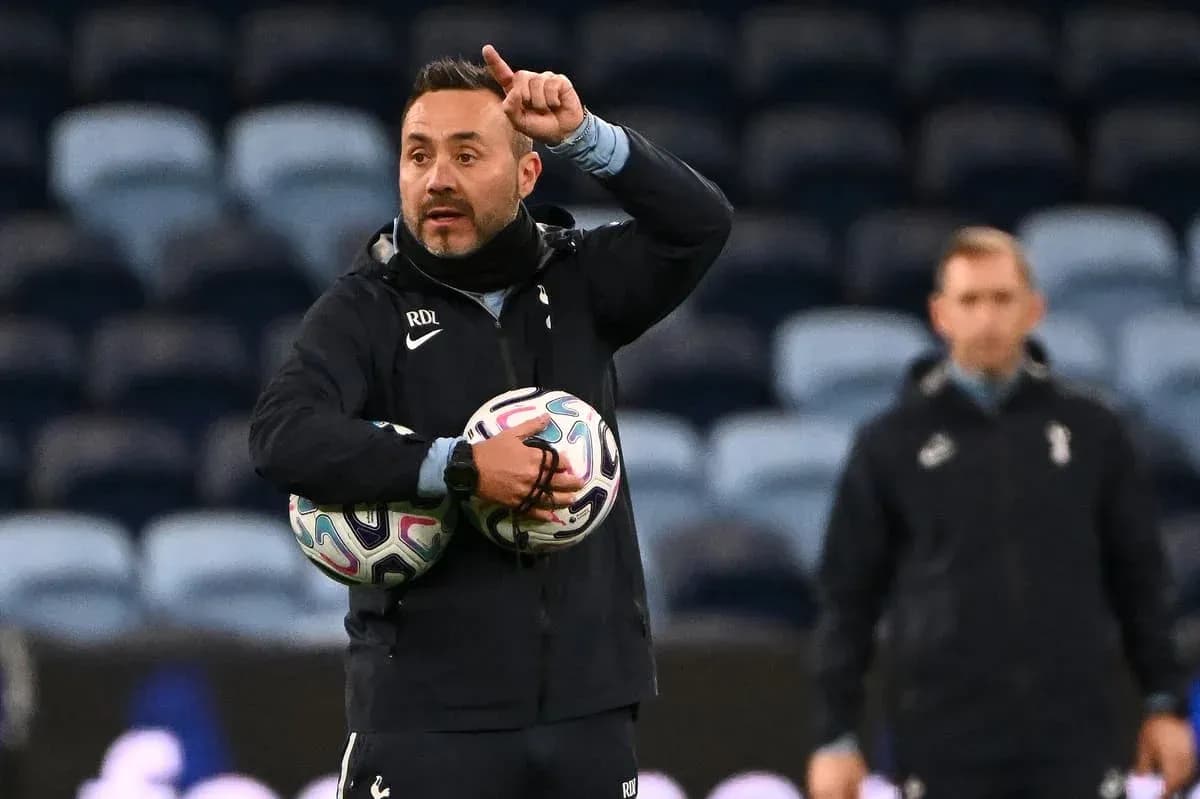 Entrenador con balones durante la sesión de entrenamiento Entrenador con balones durante la sesión de entrenamiento