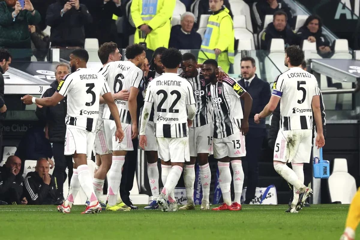 Jugadores de Juventus celebrando en el banquillo Jugadores de Juventus celebrando en el banquillo