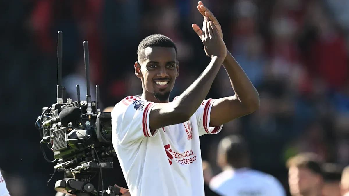 Jugador de Liverpool aplaudiendo a los aficionados Jugador de Liverpool aplaudiendo a los aficionados