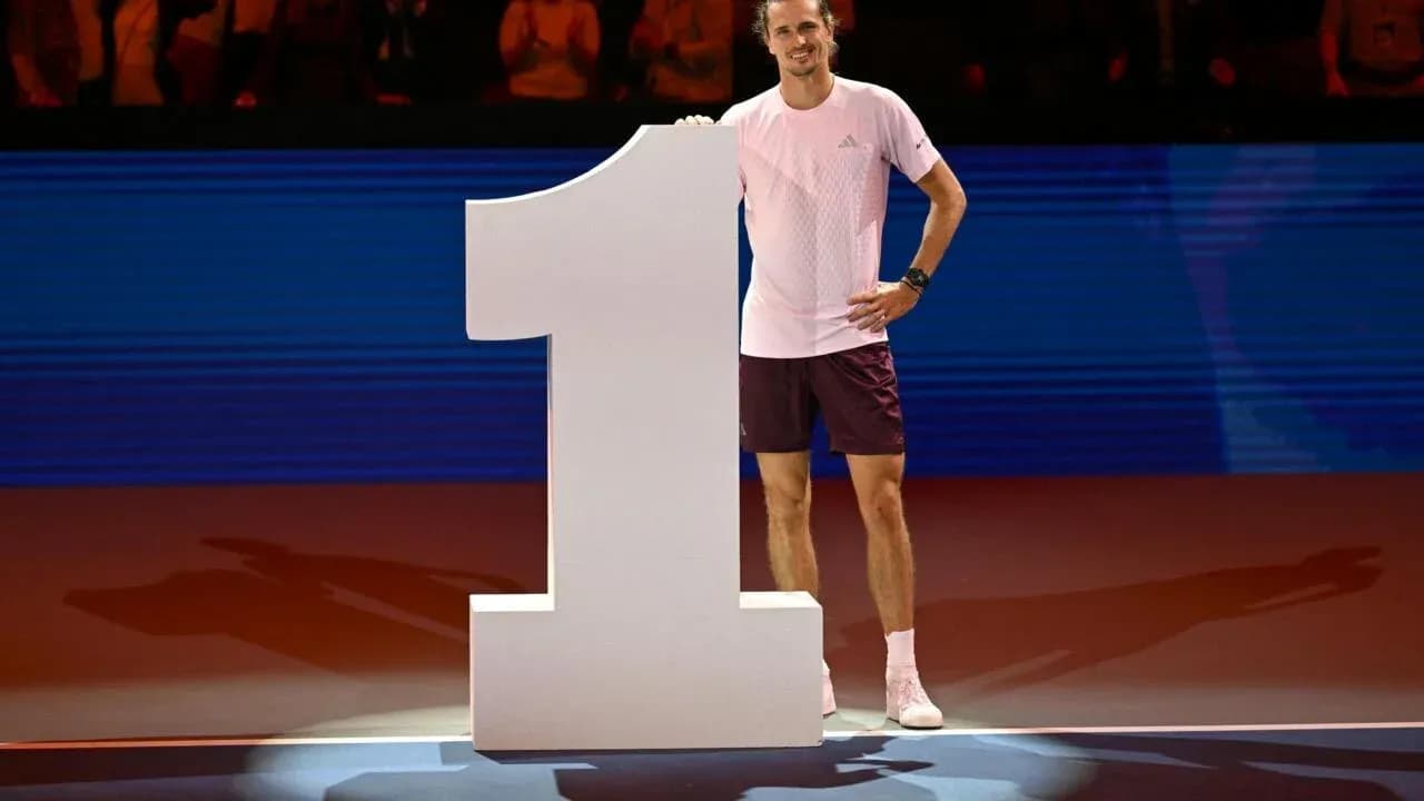 Jugador de tenis junto al número uno en escenario Jugador de tenis junto al número uno en escenario