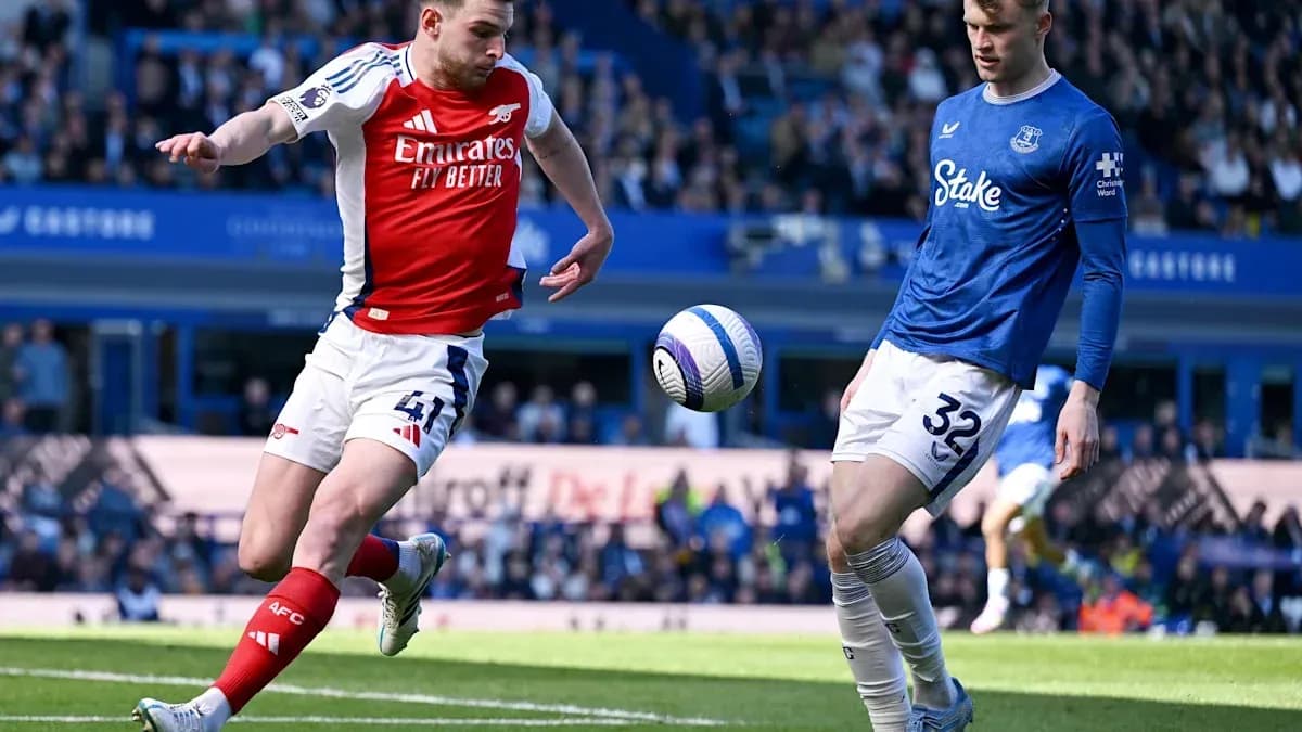 Jugador de Arsenal despejando el balón ante Everton Jugador de Arsenal despejando el balón ante Everton