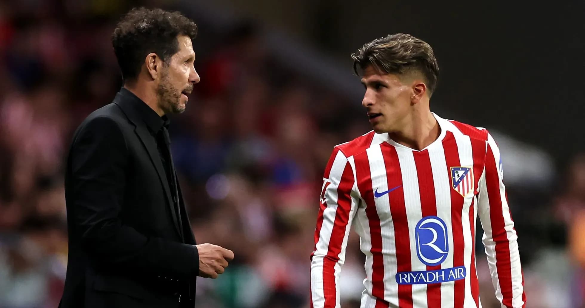 Entrenador hablando con jugador de Atlético de Madrid Entrenador hablando con jugador de Atlético de Madrid