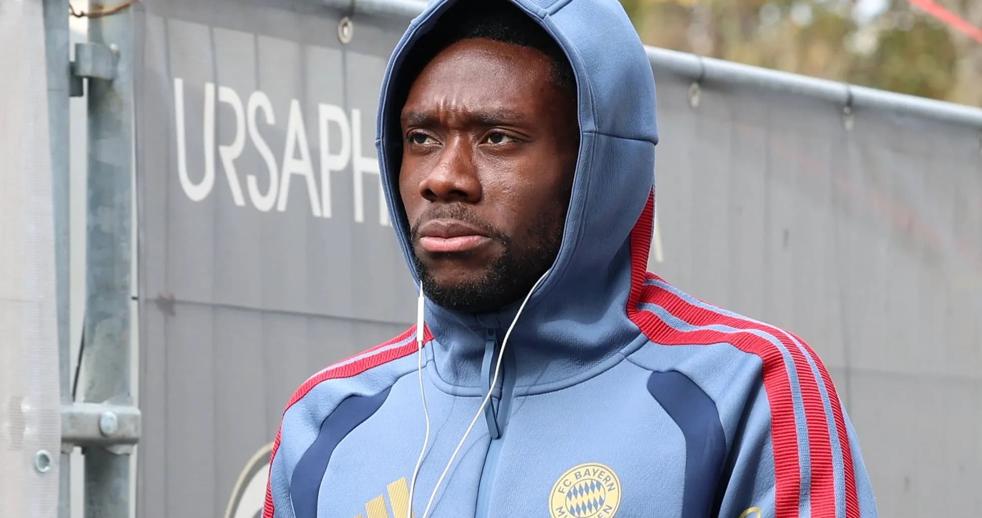 Jugador de Bayern Múnich con capucha y auriculares Jugador de Bayern Múnich con capucha y auriculares