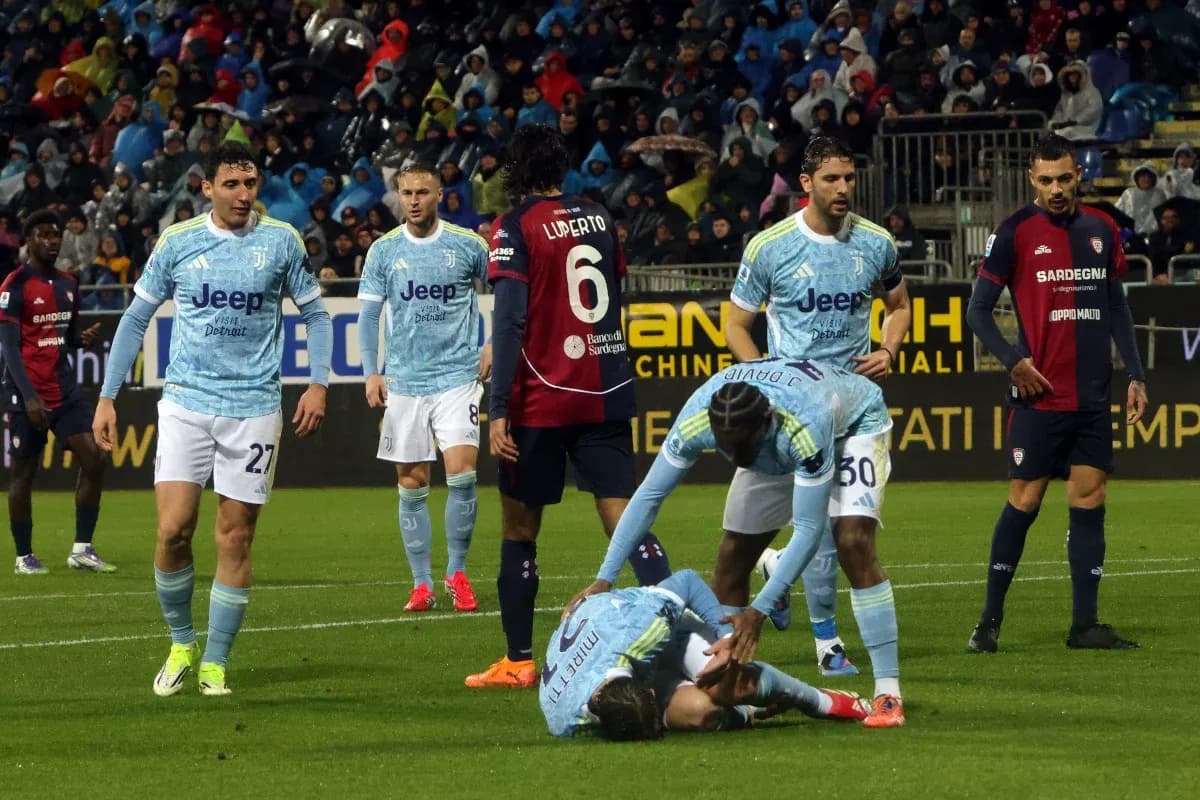 Jugadores de Juventus atendiendo a compañero caído Jugadores de Juventus atendiendo a compañero caído