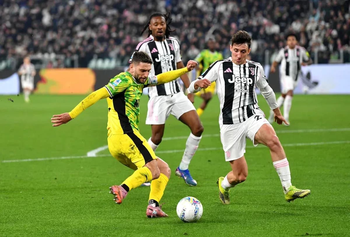 Jugador de Juventus disputando el balón con adversario Jugador de Juventus disputando el balón con adversario