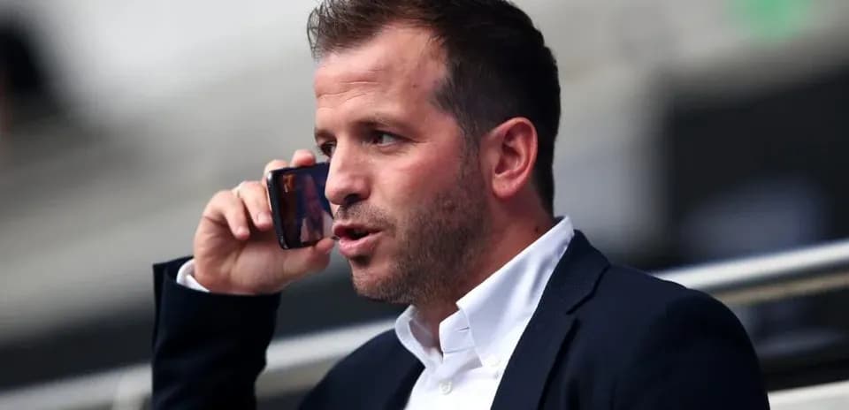 Hombre hablando por teléfono en un estadio Hombre hablando por teléfono en un estadio