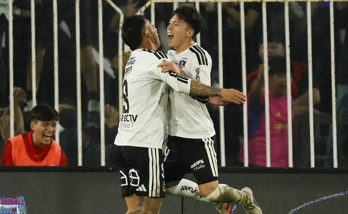 Jugadores de Colo Colo celebrando un gol Jugadores de Colo Colo celebrando un gol