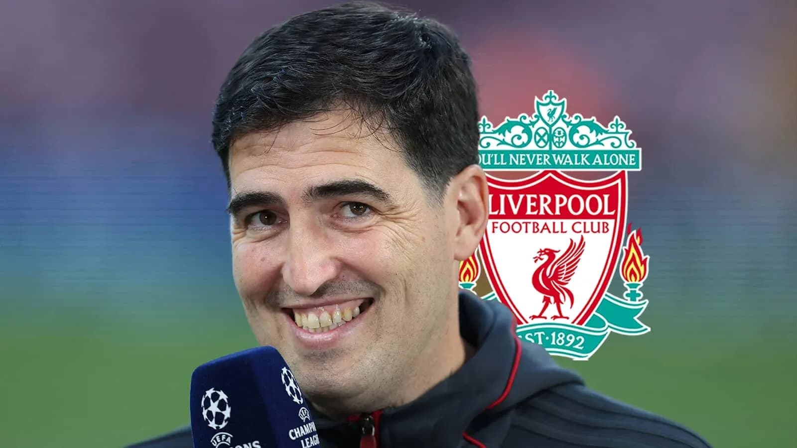 Hombre sonriendo frente al logo de Liverpool FC Hombre sonriendo frente al logo de Liverpool FC