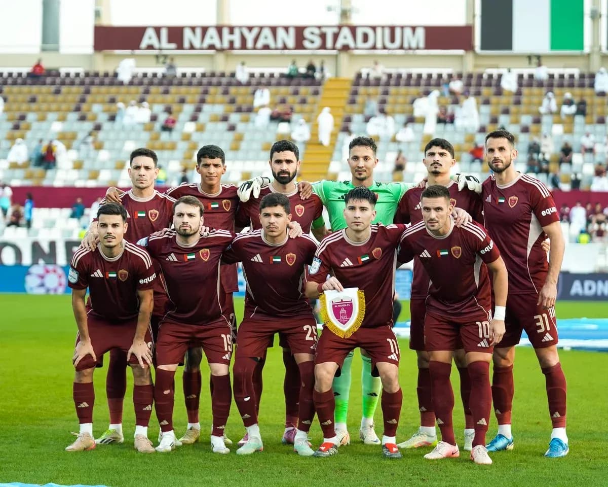 Equipo Al Wahda U23 posando en el estadio Equipo Al Wahda U23 posando en el estadio