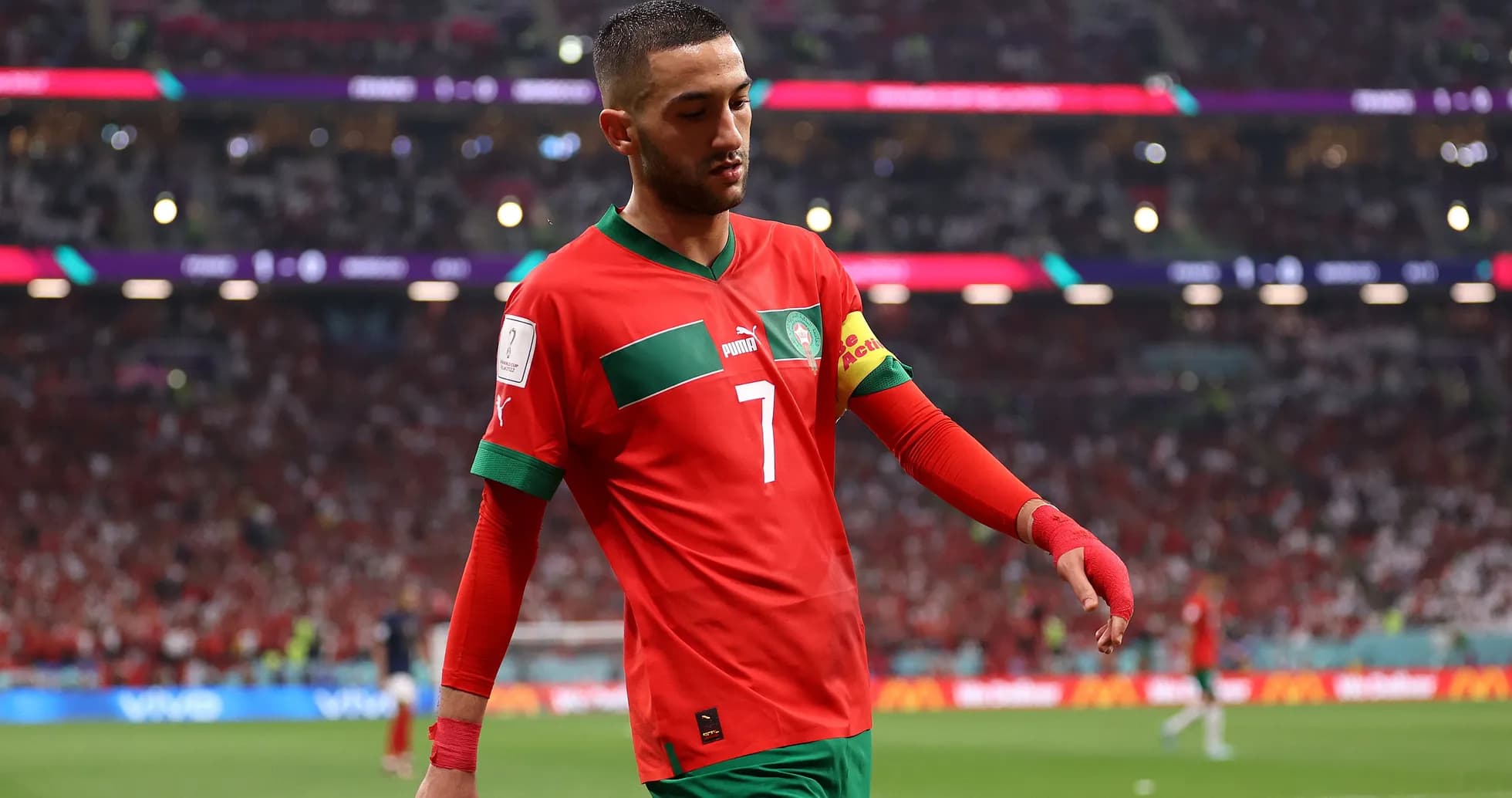 Hakim Ziyech caminando en el campo durante partido Hakim Ziyech caminando en el campo durante partido