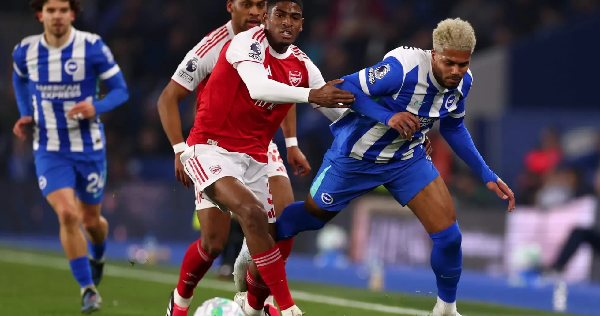Jugador de Brighton driblando a defensor de Arsenal Jugador de Brighton driblando a defensor de Arsenal