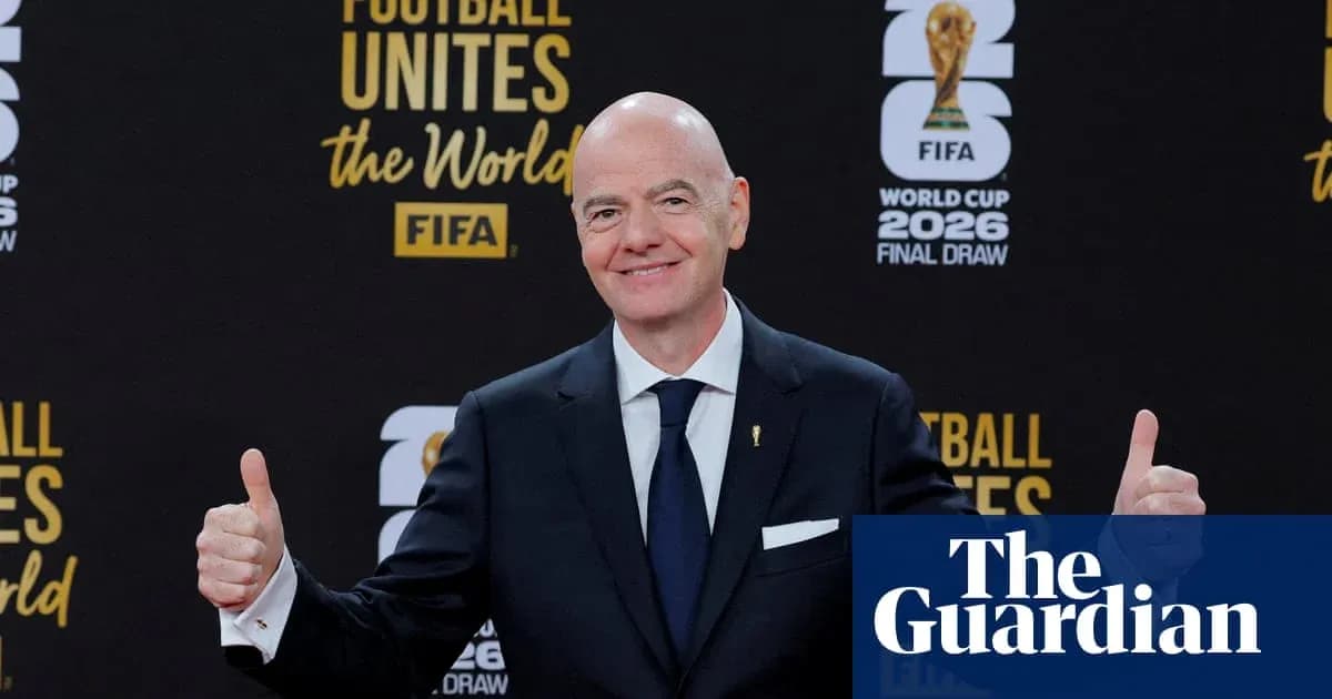 Persona sonriendo en evento de sorteo de FIFA 2026 Persona sonriendo en evento de sorteo de FIFA 2026
